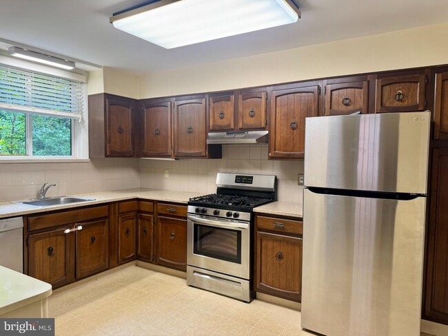 Building Photo - 8235 Brookside Rd