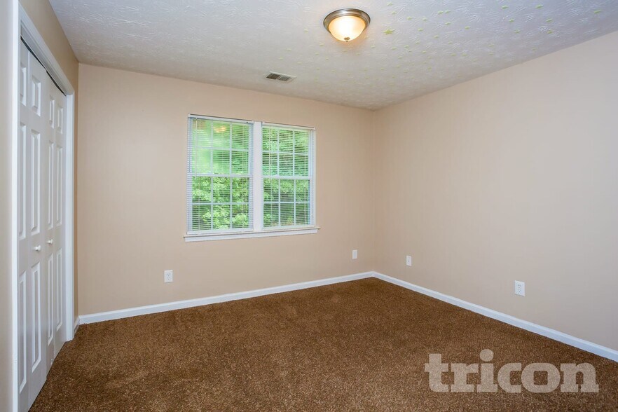 Building Photo - 100 5 Oaks Dr