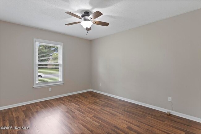 Building Photo - 122 Silver Leaf Dr