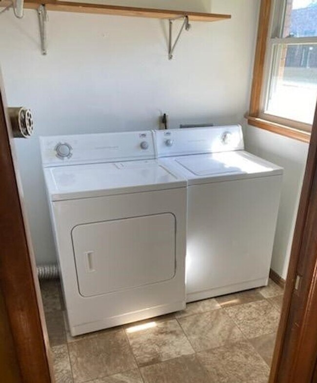 Building Photo - All brick cottage in East Nashville