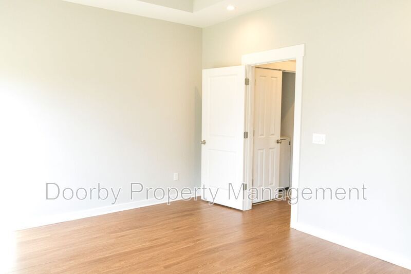 Building Photo - 206 S Aster Ave