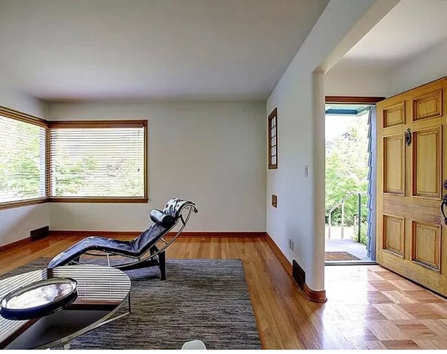 Building Photo - Traditional Home in Capitol Hill with Fenced Back Yard