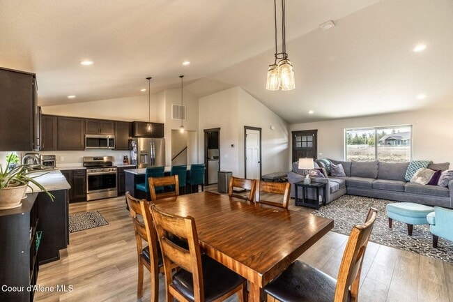 Building Photo - Beautiful home on 5 Acres