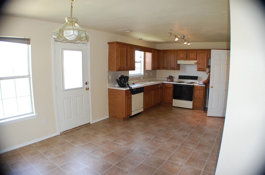 Kitchen - 600 Woods Dr