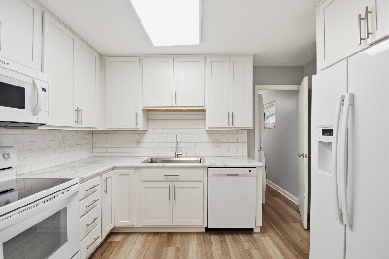 Building Photo - 5104 Elmhurst Dr