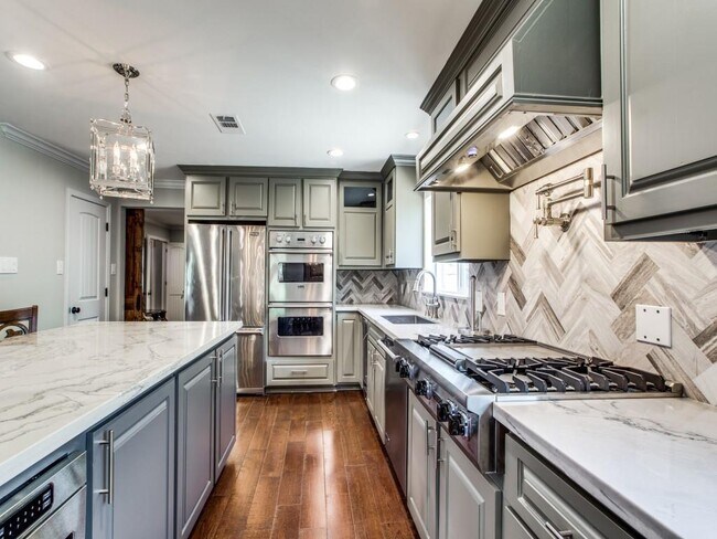 Building Photo - 211 Briarpark Dr