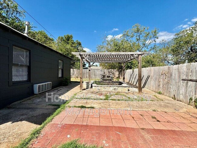 Building Photo - 2027 1/2 NW 33rd St