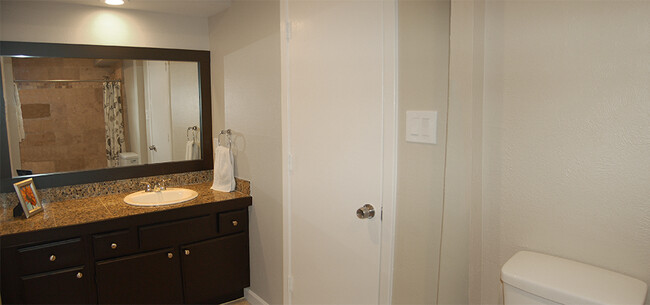 En-suite Bathroom - 6723 Eastridge Dr