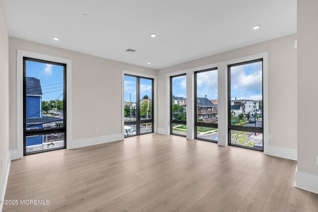 Building Photo - 218 3rd Ave