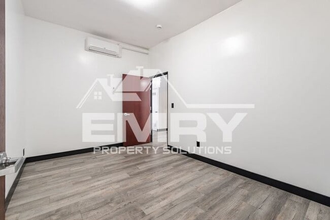 Building Photo - 942 S Gerhart Ave