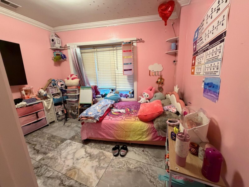 Building Photo - 6712 N Clark St