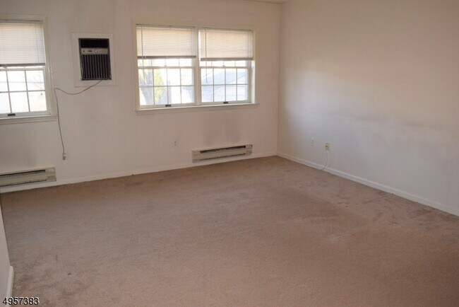 Building Photo - 37 E Main St