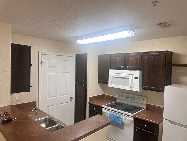 Building Photo - 3702 Palm Desert Ln