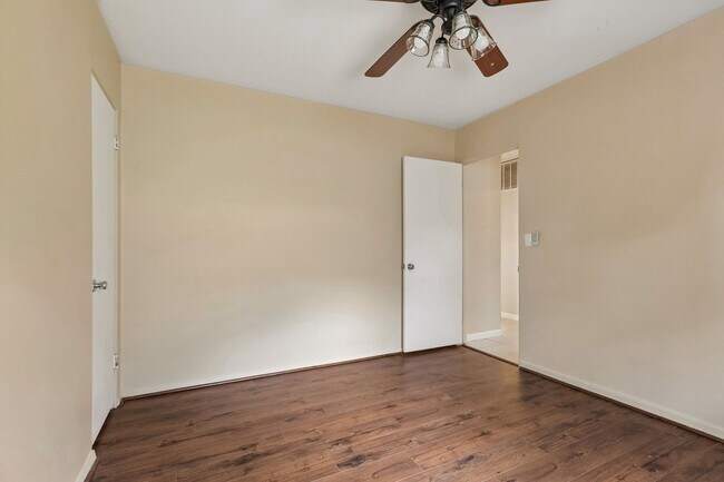 Building Photo - Charming 3-Bedroom Home in a Prime Aksarben Location!