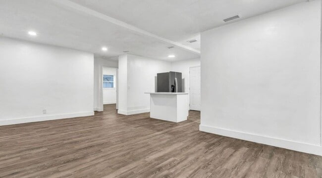 Building Photo - 4/2 ST Pete Home Available Now