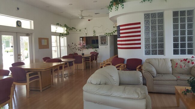 Building Photo - 1 Bedroom Condo - W Tropicana/Decatur - 2nd floor unit.