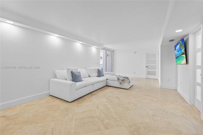 Building Photo - 2457 Collins Ave