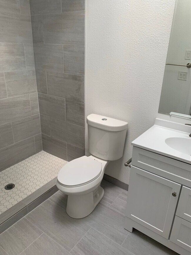 Building Photo - 4940-4950-4950 SW 45th Ave