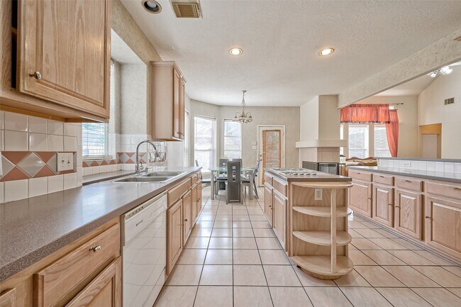 Building Photo - 6806 Rhodes Ct