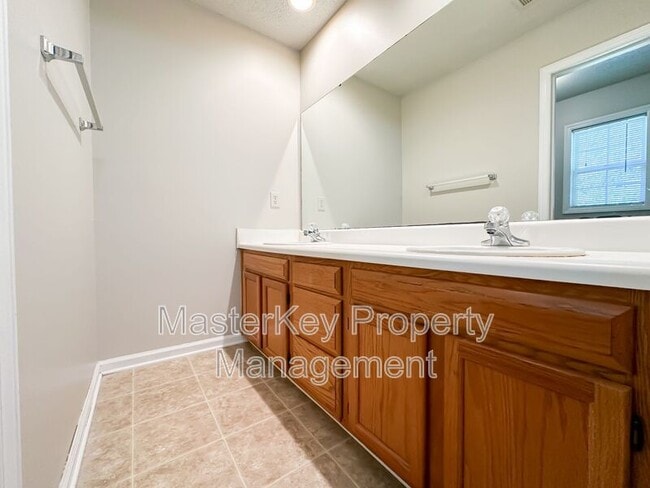 Building Photo - 307 Silverberry Ct