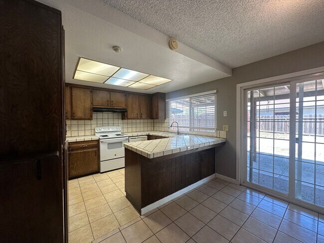 Building Photo - 1175 E Edison St