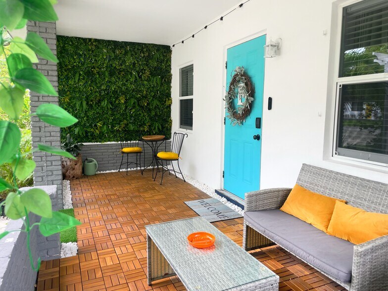 Private front porch furnished with solar lights - 941 SW 29th St