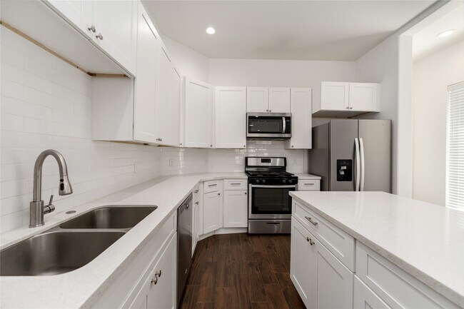 Building Photo - 7902 Parnell St