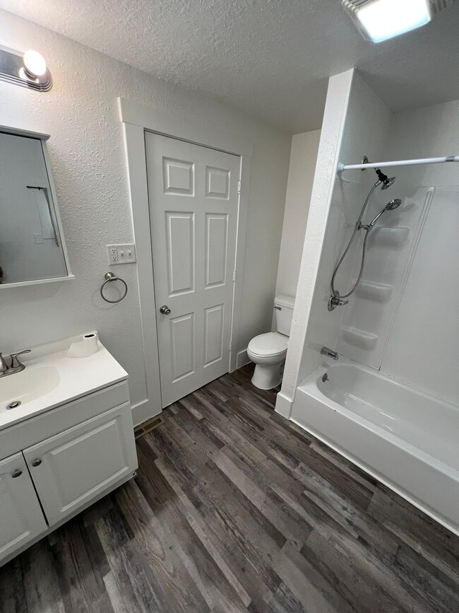 Building Photo - 2 bedroom house with fenced in back yard i...
