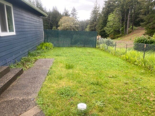 Building Photo - Remodeled 3 bed, 1 bath house with Large 2-car garage!