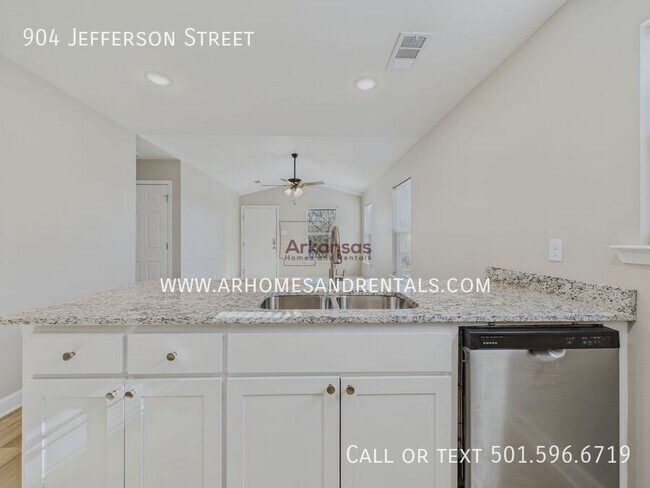 Building Photo - 904 Jefferson St