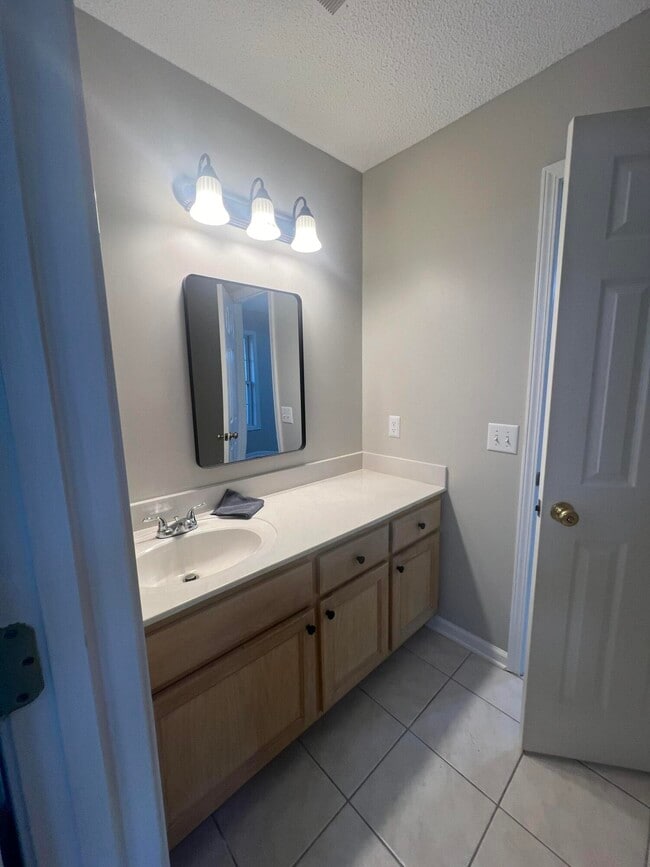 Building Photo - 1240 Inabinet Dr