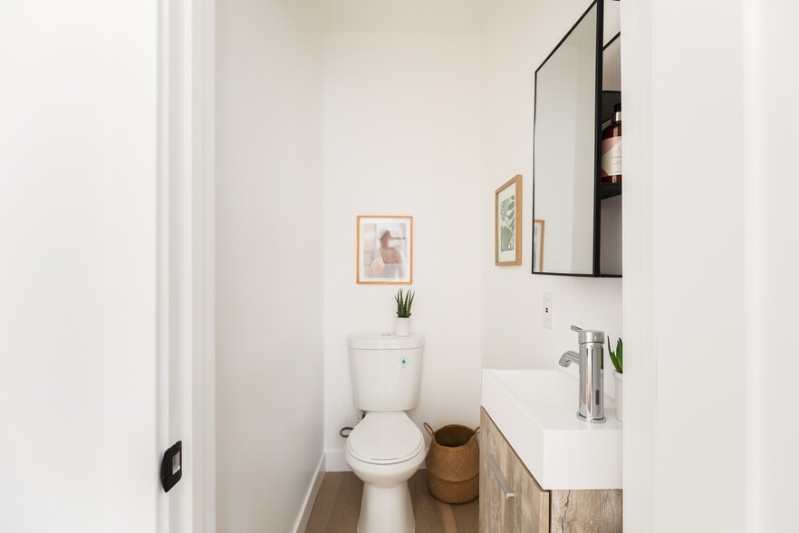 Building Photo - 5847 Ernest Ave