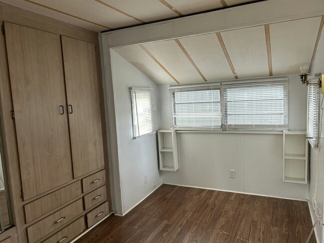 Building Photo - 38651 Tarr Dr