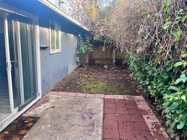 Building Photo - Cool Reno and Nifty Private yard too-Inner SE Duplex