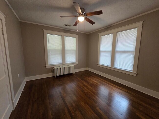 Building Photo - 637 N Willett St