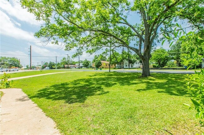 Building Photo - 1171 Angelina St