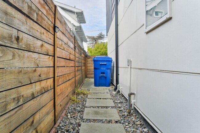 Building Photo - Modern 3 bed/ 2.5 bath townhome in Ballard!
