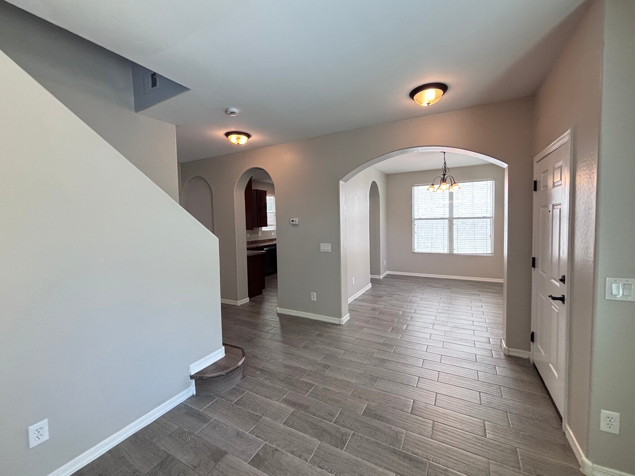 Building Photo - 947 S Utilis Dr