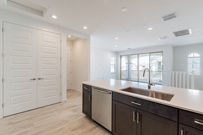 Building Photo - 2024 Luxury Townhome | 2-Car Garage, Quartz Kitchen & Resort Pool
