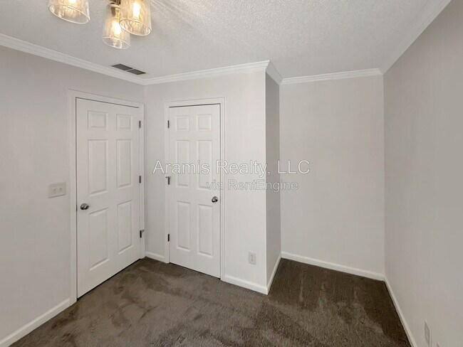 Building Photo - 3755 Pine Village Pl