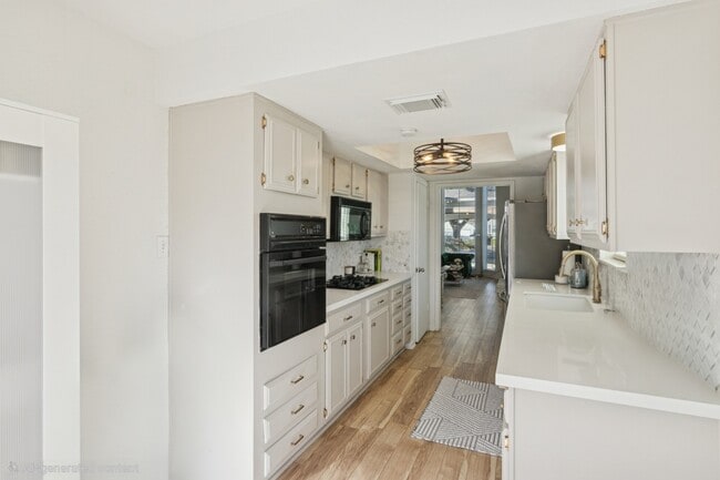 Building Photo - 525 W 30th St