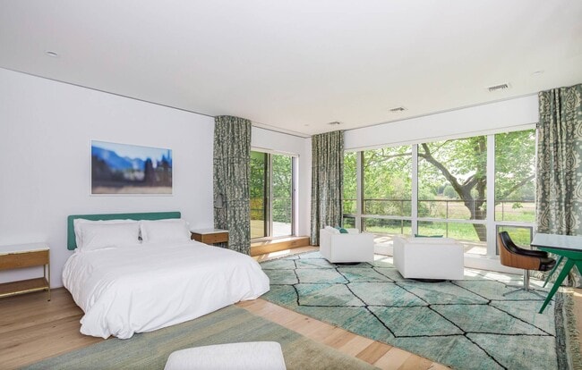 Building Photo - 493 Sagaponack Road