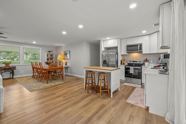 Building Photo - BEAUTIFULLY REMODELED, CONVIENENTLY LOCATE...