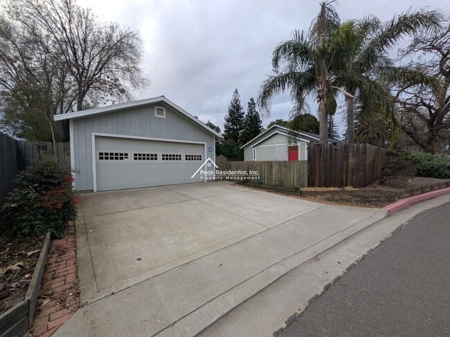 Building Photo - Updated Sacramento 2bd/1ba House Near UCD!