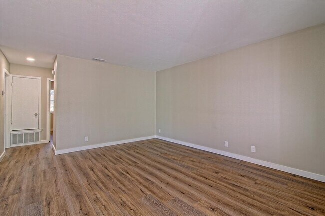 Building Photo - 401 Hedgewood Dr