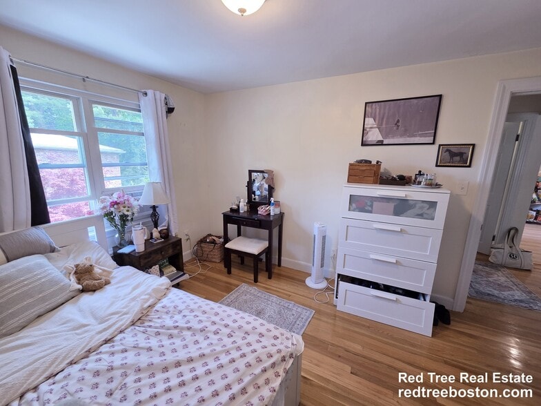 Building Photo - 14 Louise Rd