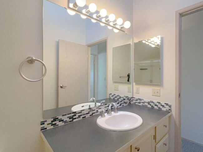 Building Photo - Natural Light Filled 2bd/2bth Loft Condo in Crown Hill, $2,550/mo.