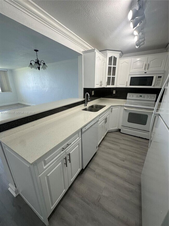 Building Photo - 9001 SW 77th Ave