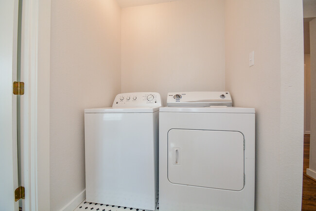 Washer/dryer included - located in hallway nook - 2916 Arbor St