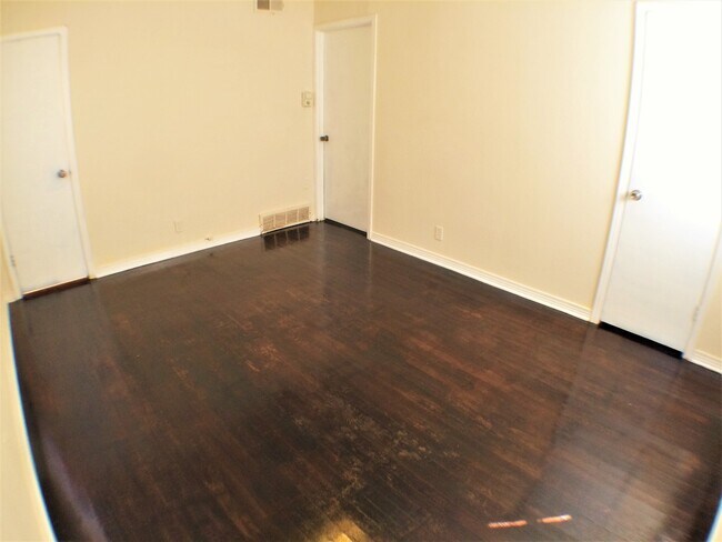 Building Photo - 4 Bed 2 Bath Home  w New Upgrades in Halto...